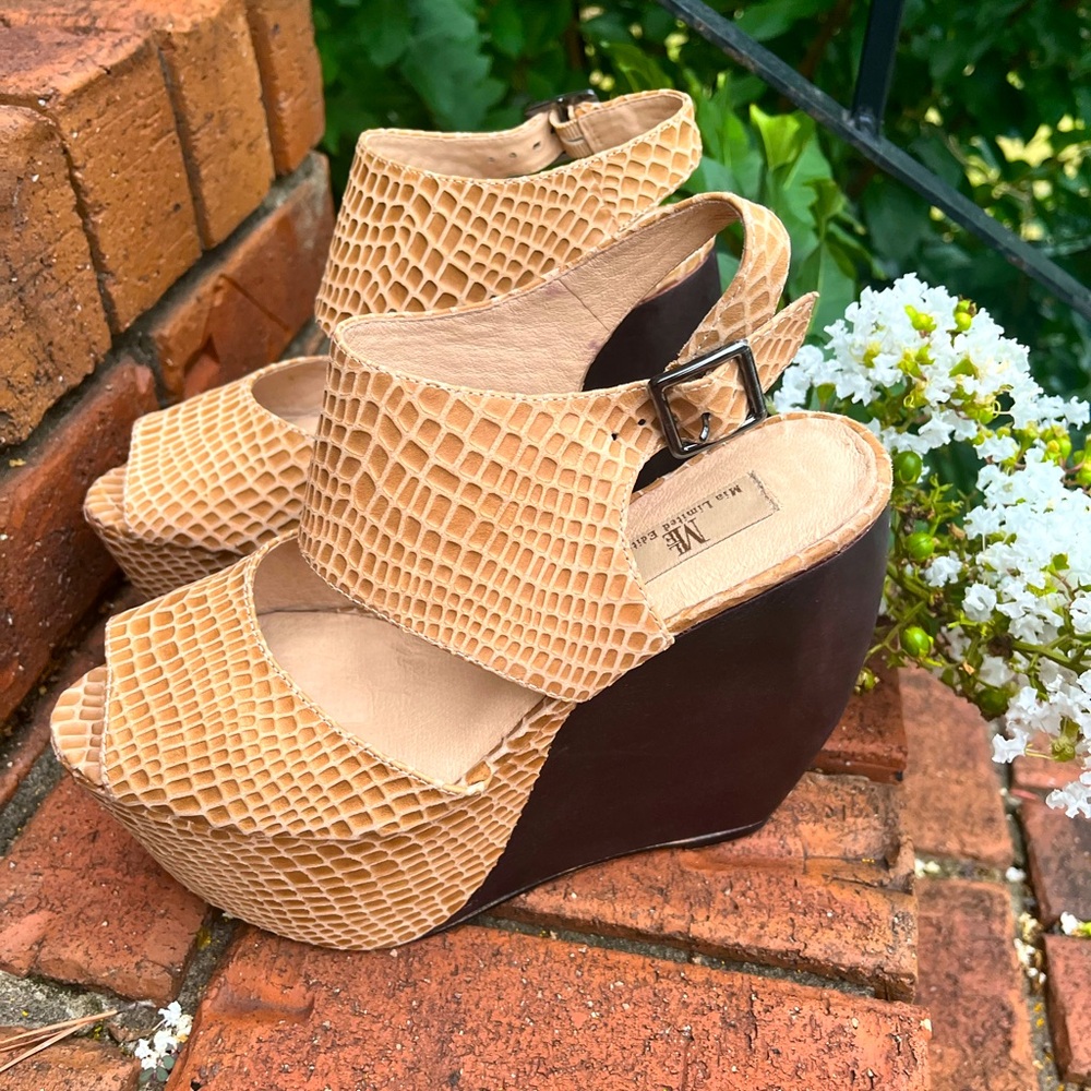 MIA LIMITED EDITION PLATFORM SANDALS SIZE 7.5 VALERIE STN CROCO